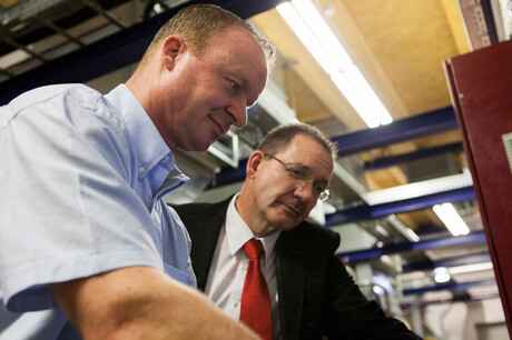 O engenheiro da Kaeser, Hages, e o funcionário da ZF Friedrichshafen, Baumgarten, em uma reunião