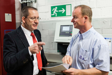 Hages, engenheiro da Kaeser Compressores, e Baumgarten, funcionário da ZF Friedrichshafen, discutindo os planos do sistema de ar comprimido