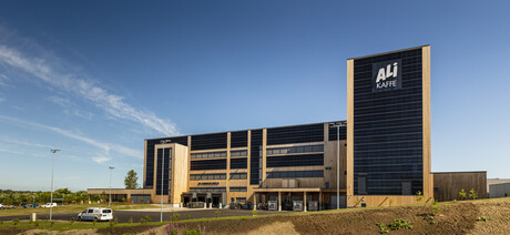 O novo prédio de produção da empresa Joh. Johannson Kaffe, projetado de acordo com a norma de casa passiva.