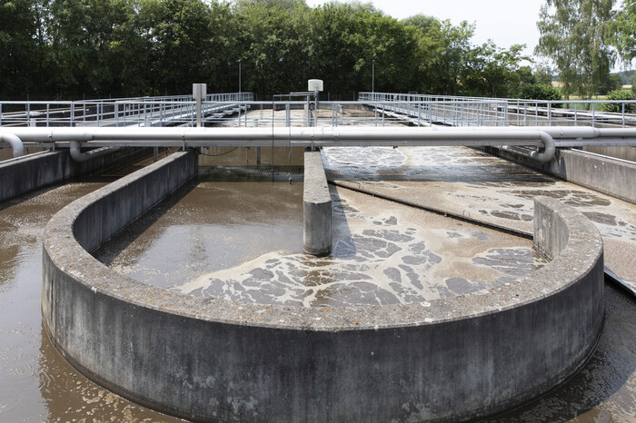 Fornecimento de oxigênio para microrganismos em tanques de aeração.