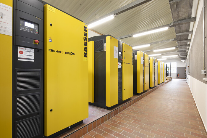 Operação energeticamente eficiente com sopradores de parafuso EBS KAESER.