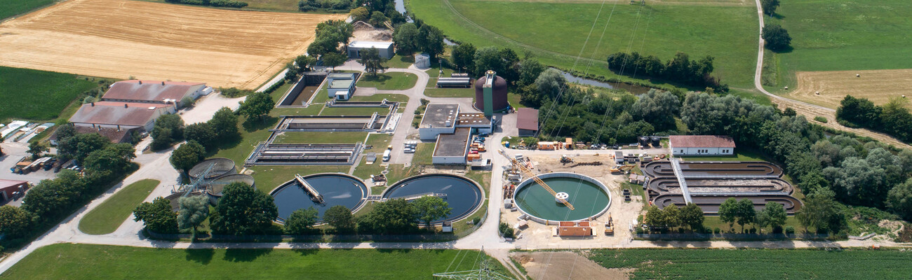 A estação de tratamento de águas residuais de Hirblingen está equipada com seis sopradores de parafuso da KAESER.