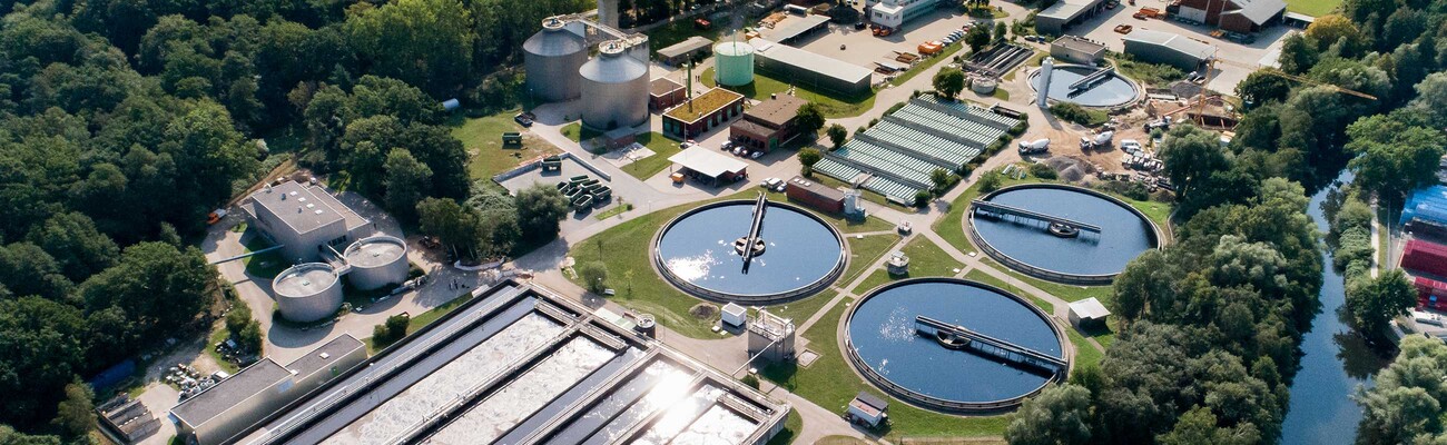 Tanques de clarificação na estação de tratamento de águas residuais de Lüneburg.