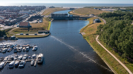 Cortina de bolhas da empresa The Great Bubble Barrier em Katwijk, Holanda.
