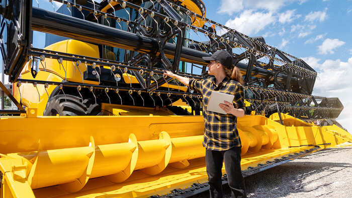 A colheitadeira foi limpa profissionalmente com um compressor de ar e inspecionada para armazenamento no inverno.